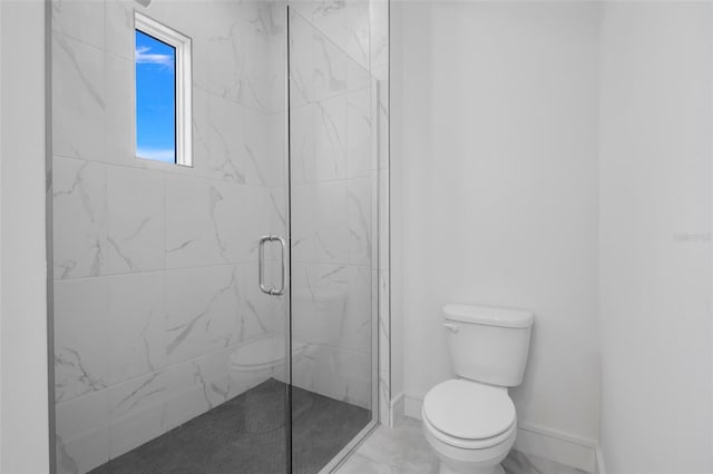 3024 Kensington Ave, Davenport, FL 33837 - bathroom featuring toilet, a marble finish shower, and baseboards