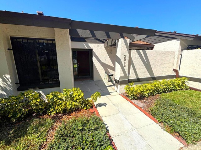entrance to property with stucco siding