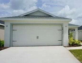 2607 Tulip Dr, Davenport, FL 33837 - garage featuring concrete driveway