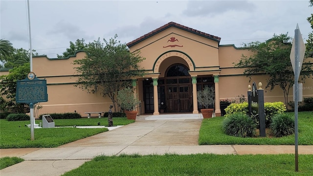 900 S Maple Ave, Sanford, FL 32771 - view of front of house with stucco siding and a front yard