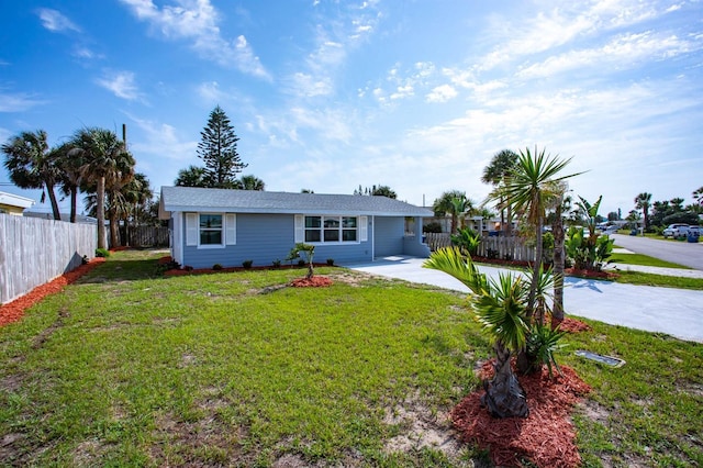 view of front of property featuring a front yard, fence, and a patio
