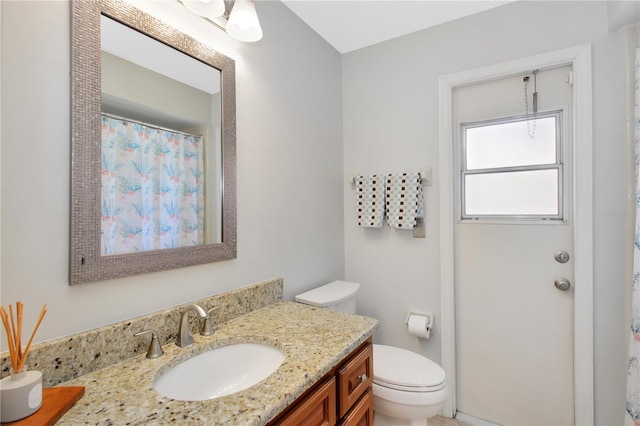 4833 Palm Tree Ct, Windermere, FL 34786 - full bath featuring toilet, vanity, and curtained shower