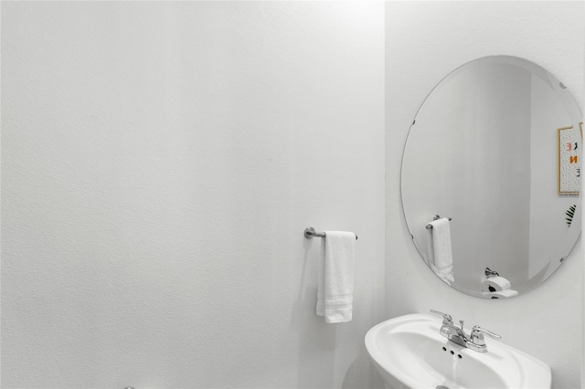 bathroom featuring a sink