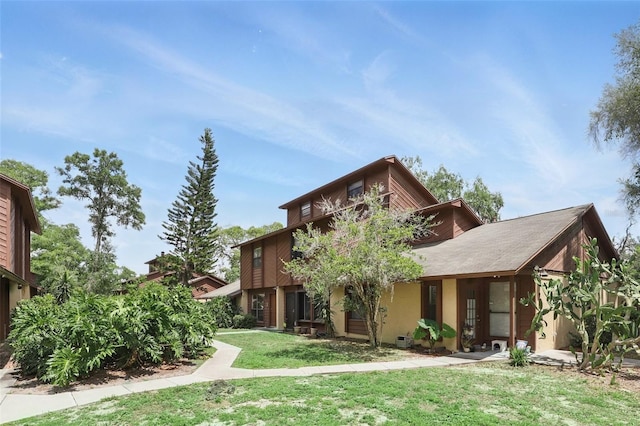 view of front facade featuring a front yard and stucco siding