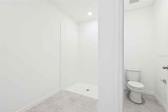4717 Jasmine Cir, Leesburg, FL 34748 - full bath featuring toilet, tile patterned floors, a tile shower, and baseboards