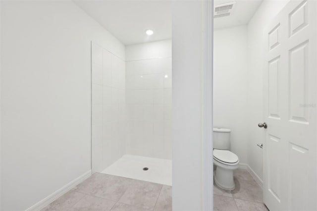 4732 Jasmine Cir, Leesburg, FL 34748 - bathroom with tile patterned floors, tiled shower, toilet, and baseboards