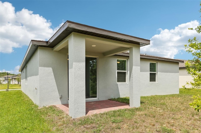 4732 Jasmine Cir, Leesburg, FL 34748 - rear view of house featuring stucco siding and a yard