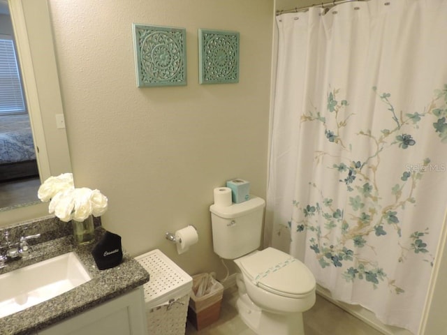 ensuite bathroom featuring ensuite bath, toilet, curtained shower, and vanity