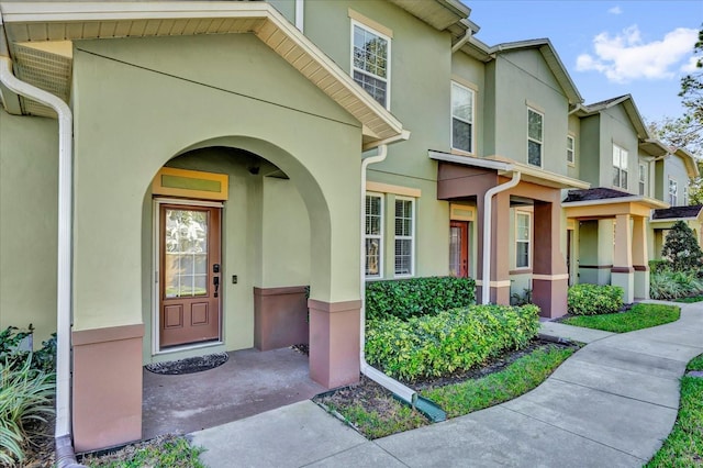 entrance to property with stucco siding