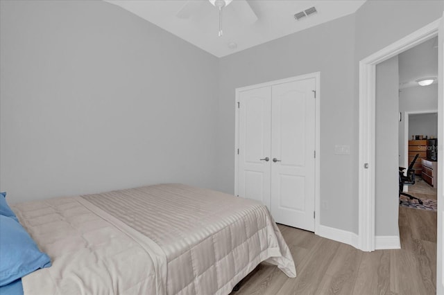 bedroom with a ceiling fan, a closet, light wood-style flooring, and visible vents