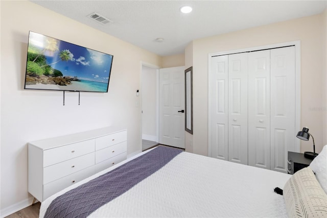 7803 Laurel Oak Ln, Kissimmee, FL 34747 - bedroom featuring visible vents, wood finished floors, baseboards, a closet, and recessed lighting