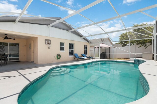 7803 Laurel Oak Ln, Kissimmee, FL 34747 - view of swimming pool with a fenced in pool, a fenced backyard, a patio area, a ceiling fan, and glass enclosure