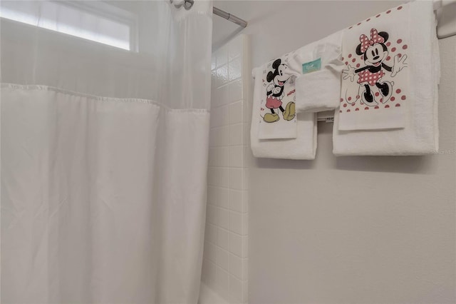 bathroom featuring a shower with shower curtain