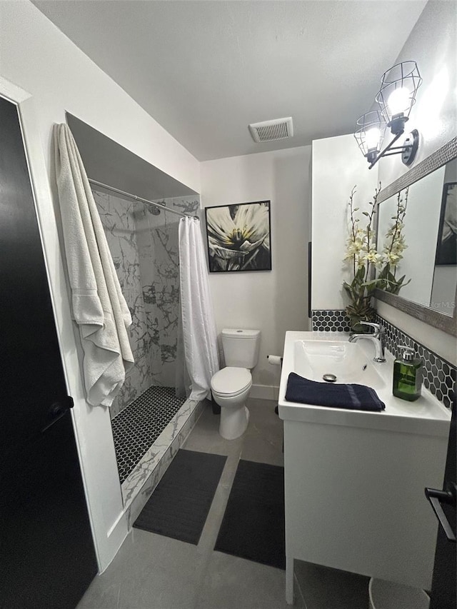 full bath with visible vents, vanity, toilet, baseboards, and a stall shower