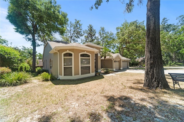 2082 Nexus Ct, Apopka, FL 32712 - rear view of house featuring stucco siding and driveway