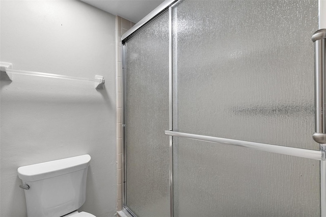 11 Escondido Cir Unit 110, Altamonte Springs, FL 32701 - full bathroom featuring a shower with door