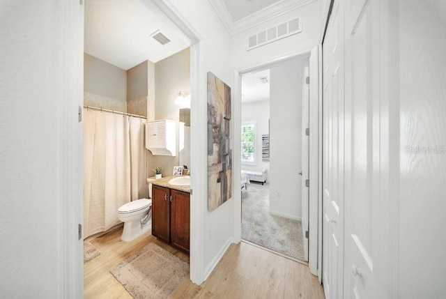 1845 Common Way Rd Unit 28-206, Orlando, FL 32814 - full bathroom featuring wood finished floors, vanity, a shower with shower curtain, and ornamental molding