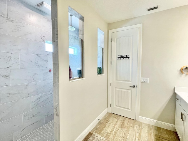 10275 Park Estates Ave, Orlando, FL 32836 - interior space featuring visible vents, vanity, wood finished floors, baseboards, and a walk in shower
