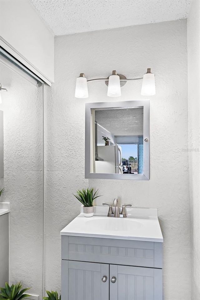 43420 Hwy 27 Unit 121, Davenport, FL 33837 - bathroom with vanity and a textured wall