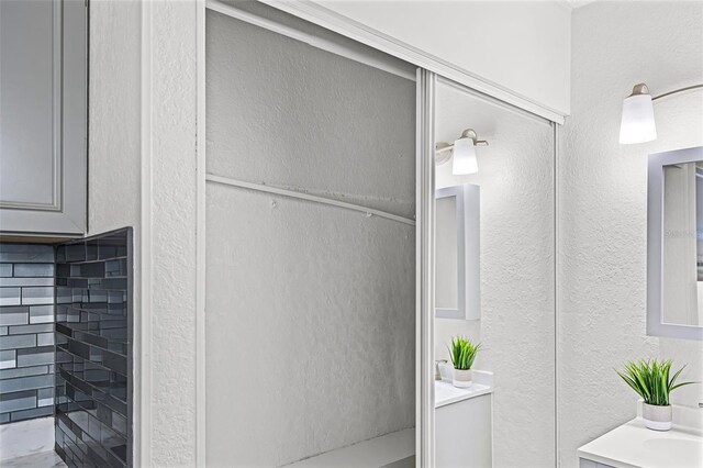 43420 Hwy 27 Unit 121, Davenport, FL 33837 - bathroom with vanity, a textured wall, and a shower