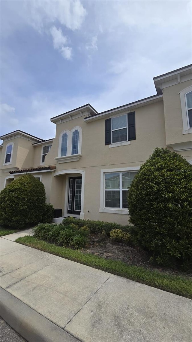 view of front facade featuring stucco siding