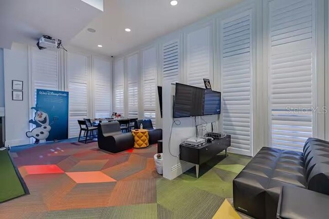 living area with carpet flooring and recessed lighting