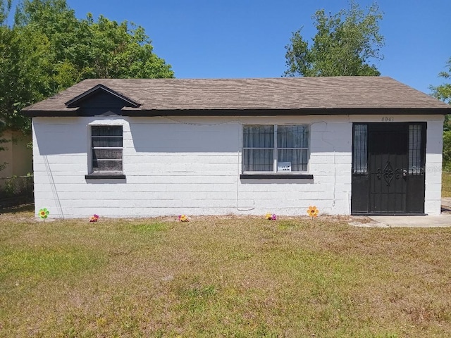 view of front of home featuring a front yard