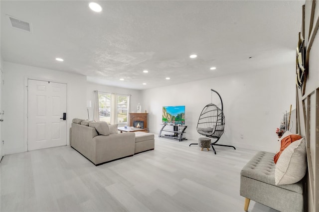 5118 Luna Negra Dr, Orlando, FL 32811 - living room with recessed lighting, light wood-style floors, visible vents, and baseboards