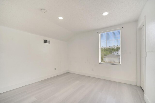 5118 Luna Negra Dr, Orlando, FL 32811 - empty room featuring a textured ceiling, baseboards, visible vents, recessed lighting, and light wood-style floors