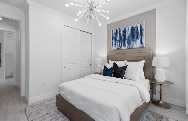 2725 Serenity Meadow Dr, Kissimmee, FL 34744 - bedroom featuring a closet, baseboards, and ornamental molding