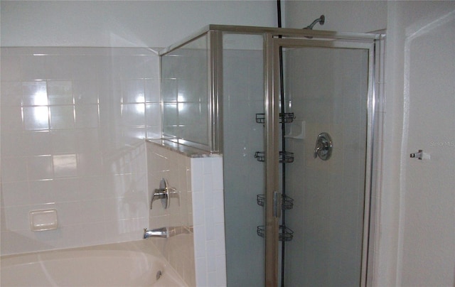 bathroom with shower / bath combination with glass door