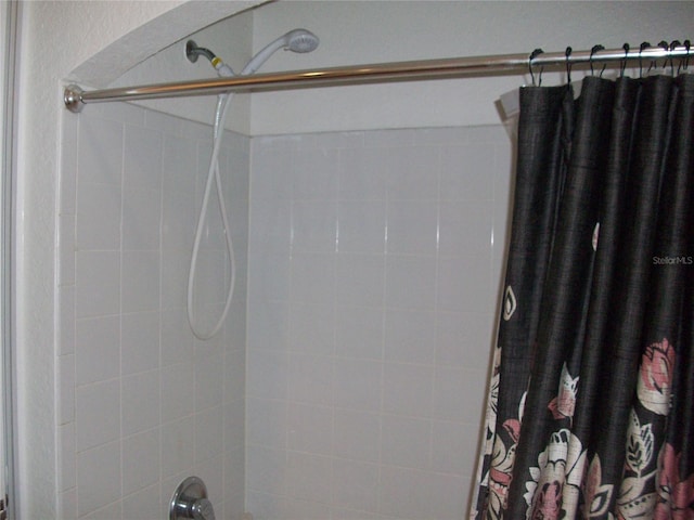 full bath with curtained shower