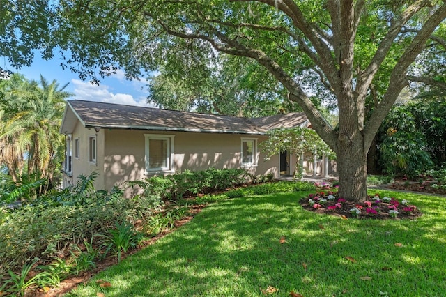 1105 Lake Nettie Dr, Eustis, FL 32726 - view of front facade featuring a front yard and stucco siding