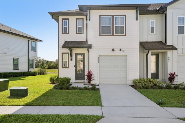646 Longboat Dr, Davenport, FL 33896 - multi unit property with driveway, roof with shingles, board and batten siding, and a front yard