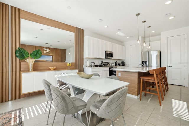 646 Longboat Dr, Davenport, FL 33896 - kitchen featuring stainless steel appliances, a kitchen island with sink, a sink, pendant lighting, and light countertops
