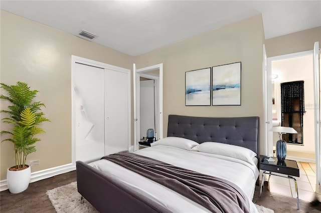 bedroom featuring a closet, visible vents, and baseboards