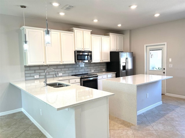 kitchen with stainless steel appliances, a sink, tasteful backsplash, baseboards, and a kitchen island