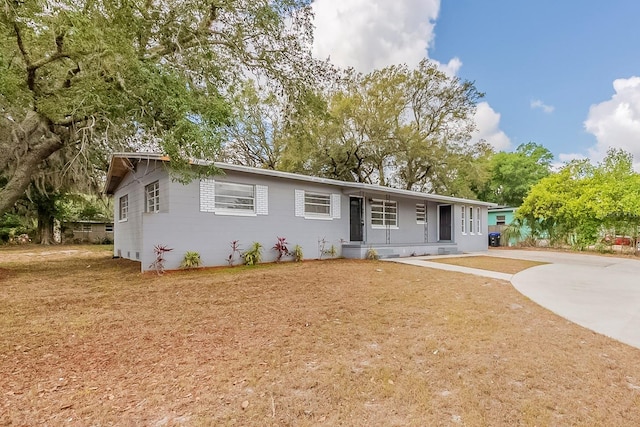 view of front of property featuring concrete driveway