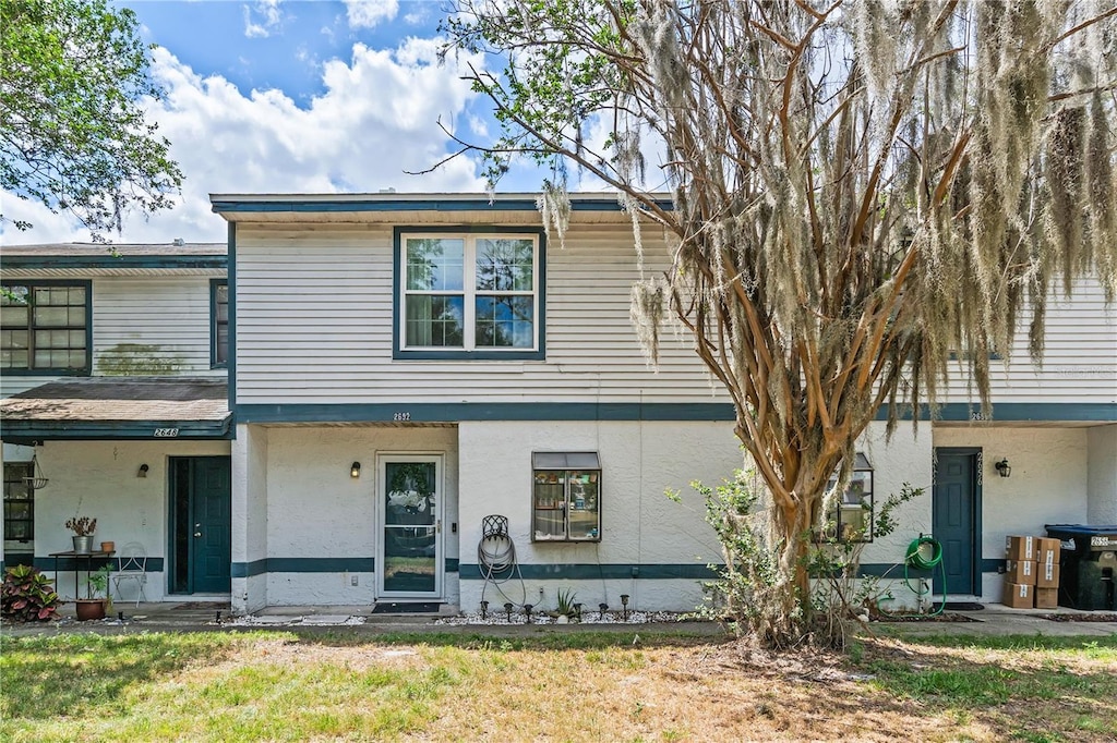 view of front of home featuring a front yard