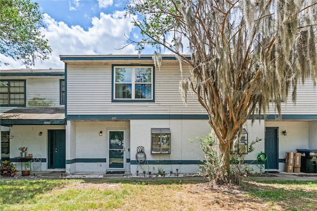 view of front of home featuring a front yard