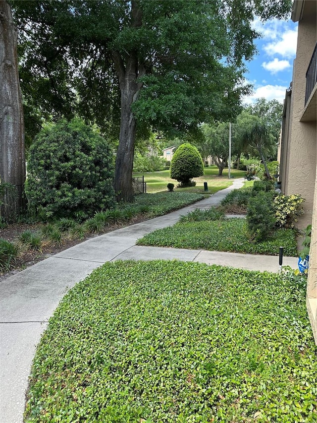 802 Park Lake Cir Unit 2, Maitland, FL 32751 - surrounding community featuring a lawn