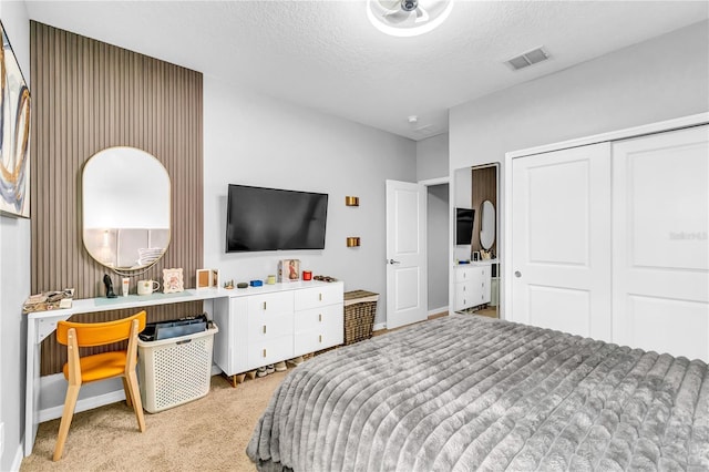2926 Crest Wave Dr, Clermont, FL 34711 - carpeted bedroom featuring a closet, a textured ceiling, and baseboards