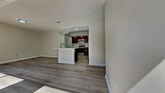 607 Northbridge Dr, Altamonte Springs, FL 32714 - unfurnished living room featuring recessed lighting, baseboards, a sink, and light wood-style floors