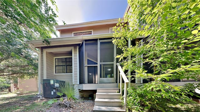 607 Northbridge Dr, Altamonte Springs, FL 32714 - view of front of home with a sunroom