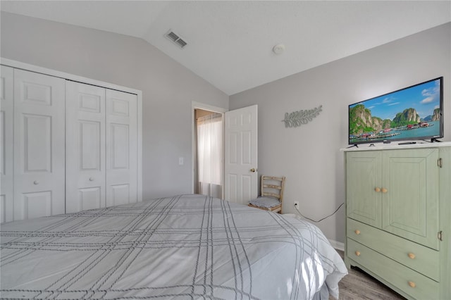 166 Laurel Ridge Pass, Davenport, FL 33897 - bedroom featuring a closet, visible vents, wood finished floors, and lofted ceiling
