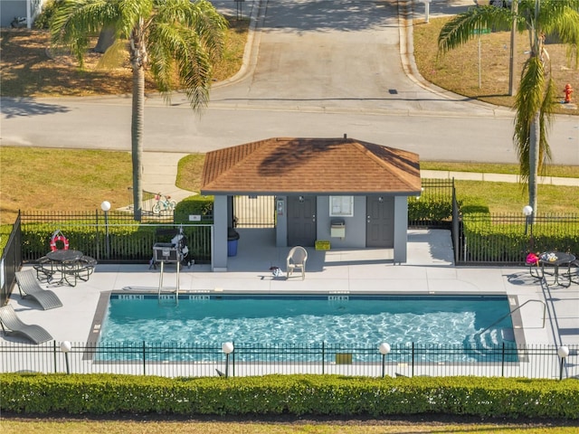 166 Laurel Ridge Pass, Davenport, FL 33897 - pool with a patio and fence