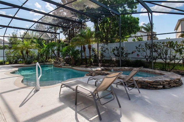 690 Cascading Creek Ln, Winter Garden, FL 34787 - view of swimming pool featuring a patio, an in ground hot tub, a fenced in pool, and a fenced backyard