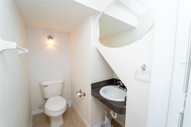 2434 Temple Grove Ln, Kissimmee, FL 34741 - bathroom featuring tile patterned floors, toilet, baseboards, and a sink