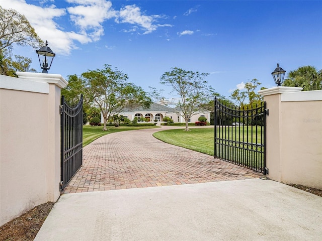 2266 12th St, Vero Beach, FL 32960 - view of gate featuring a yard