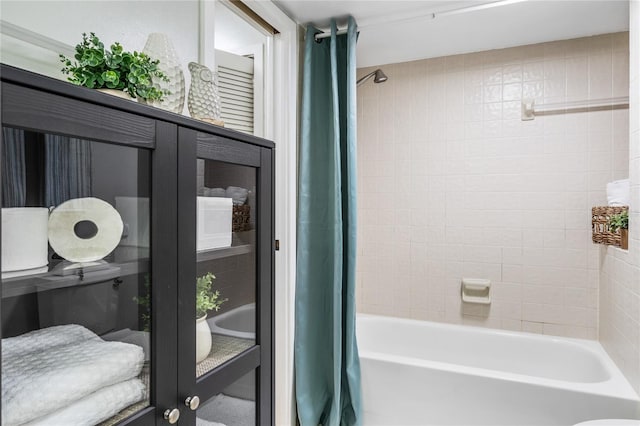 bathroom with shower / bath combo